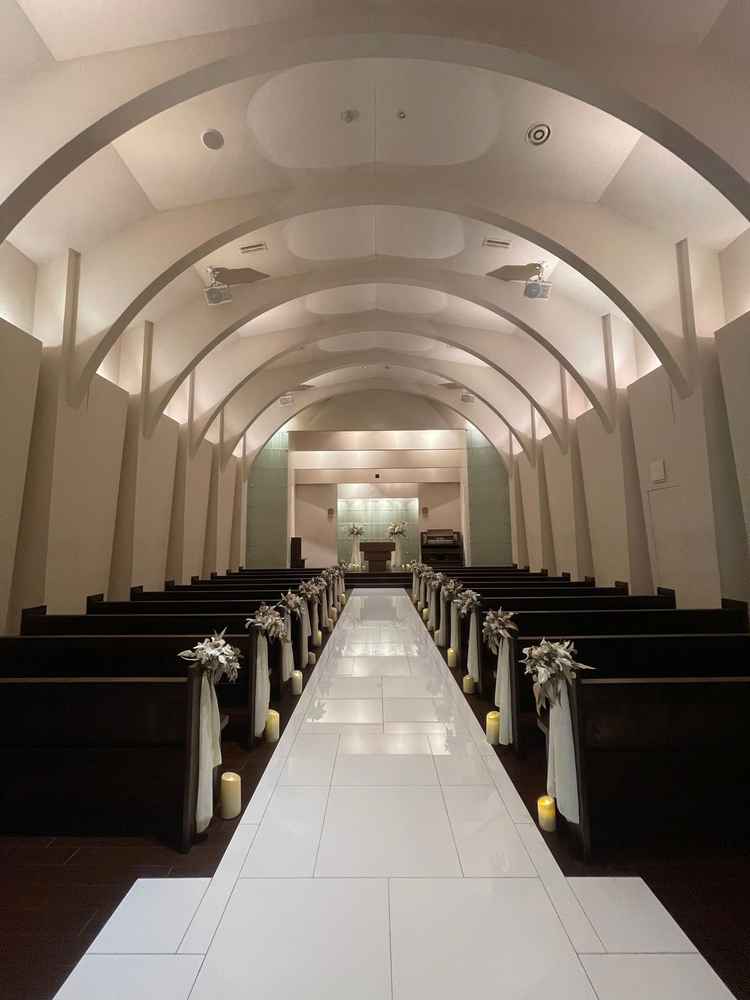 挙式会場の写真です。欧州の礼拝堂をモチーフにしているとのことで、日本にいる感じがせず海外にいるよう。