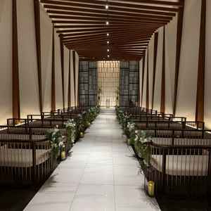 バージンロードが程よい長さで天井も高いので、広く感じ、温かみある印象