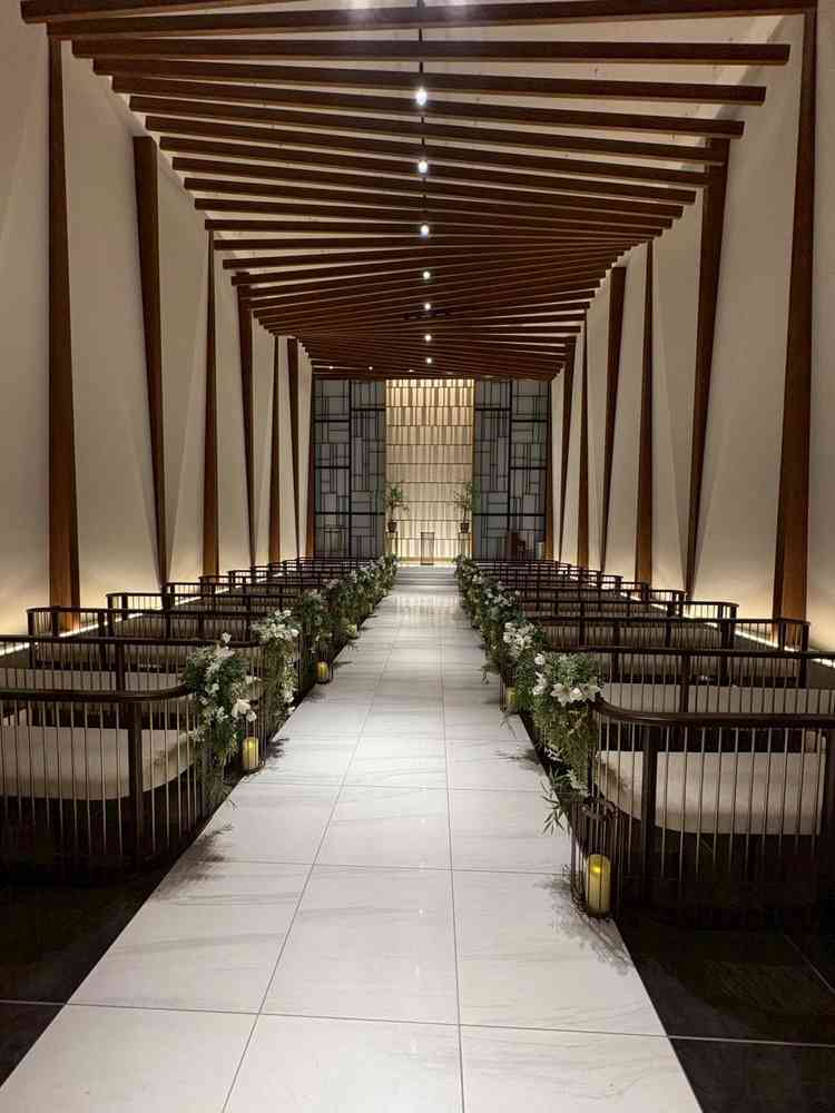 バージンロードが程よい長さで天井も高いので、広く感じ、温かみある印象