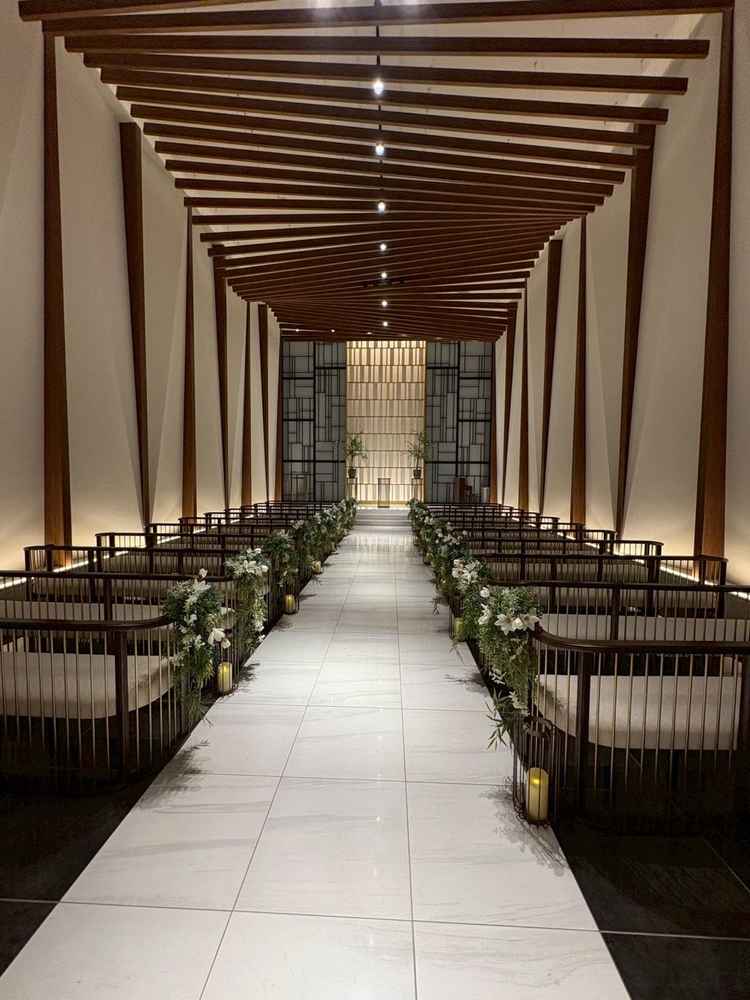 バージンロードが程よい長さで天井も高いので、広く感じ、温かみある印象