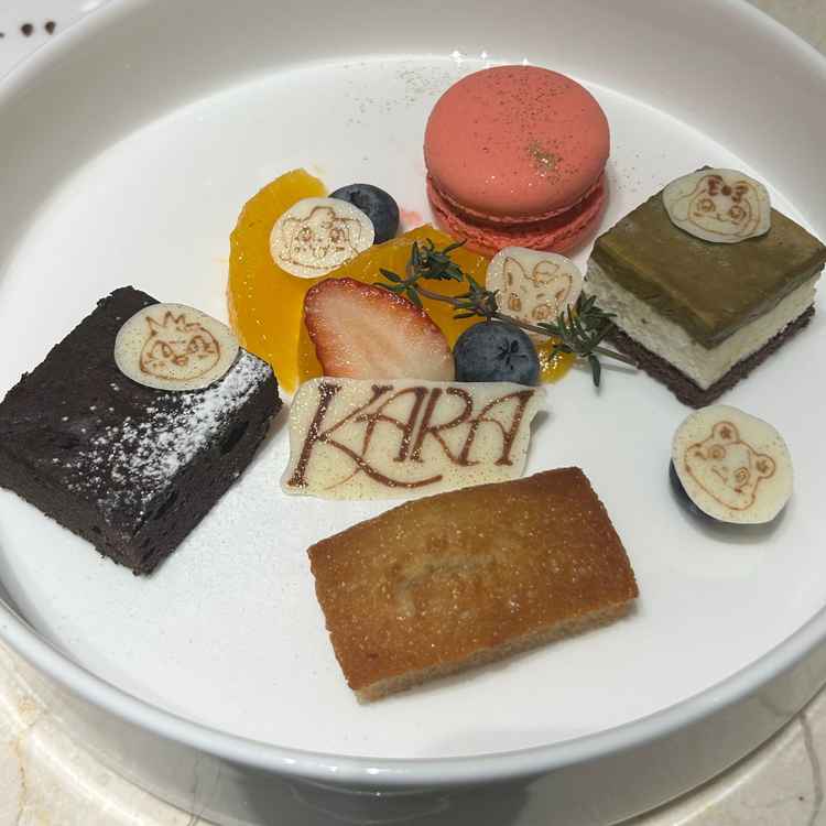 デザートです。何より好きなアイドルを伝えたらそのキャラのチョコレートが出てきて本当に感激しました。