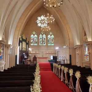 ステンドグラスがあるチャペルの写真。天井が高く結婚式らしさを感じた。