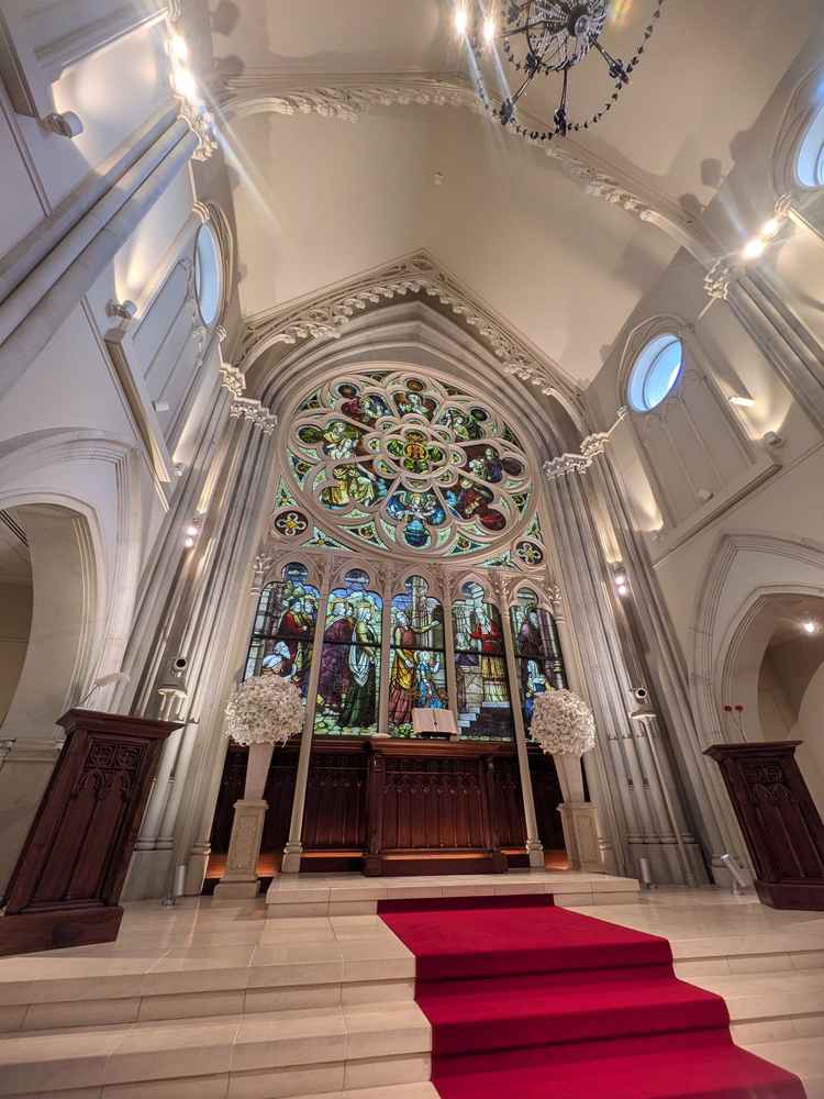 ステンドグラスが有名なチャペル。後ろに大きなパイプオルガンもあり、生演奏も可能。