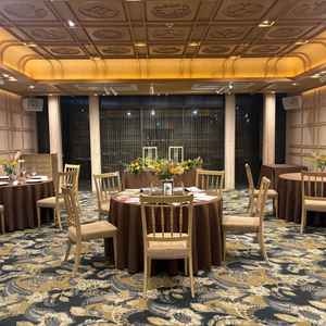 披露宴会場見学時は夜だったため分かりずらいが、窓から光も入るお花がシンプルかわいかった