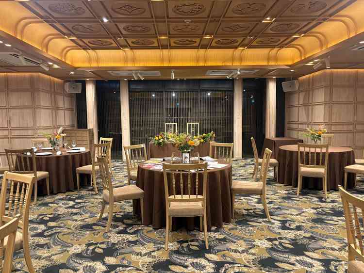 披露宴会場見学時は夜だったため分かりずらいが、窓から光も入るお花がシンプルかわいかった