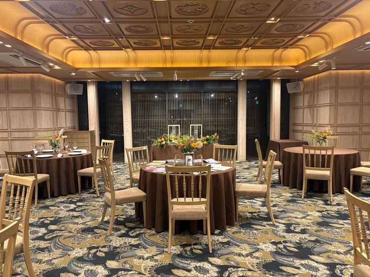 披露宴会場見学時は夜だったため分かりずらいが、窓から光も入るお花がシンプルかわいかった