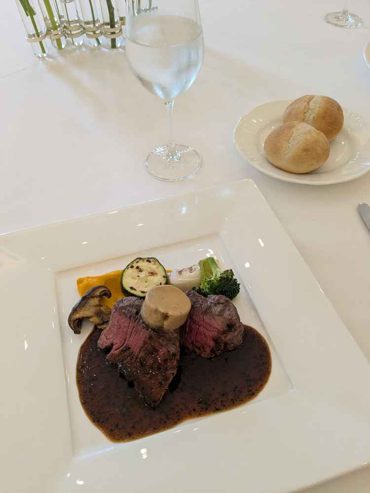 見学当日はお肉料理とお魚料理を頂きました。付け合わせの野菜やソースまでとても美味しかったです。