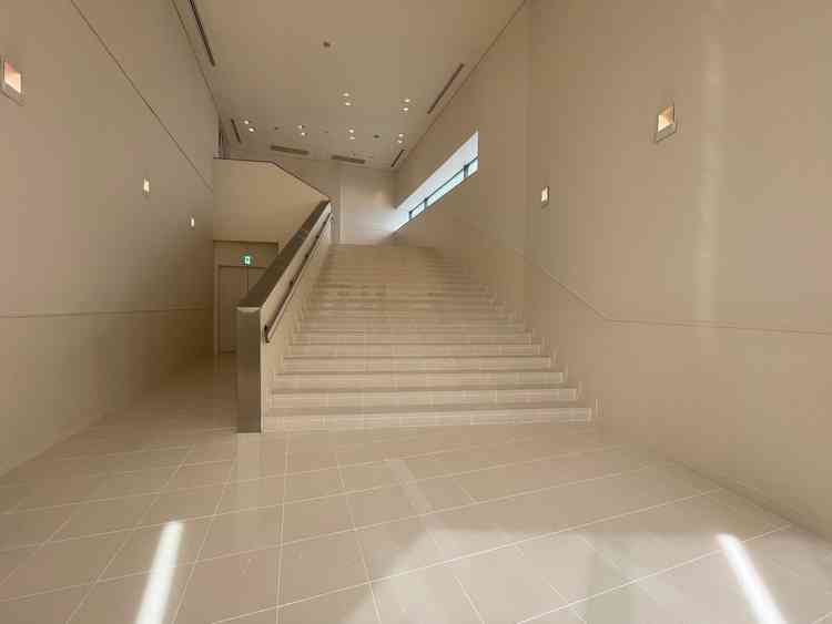 雨の場合でも室内にも大階段があり、シンプルで綺麗