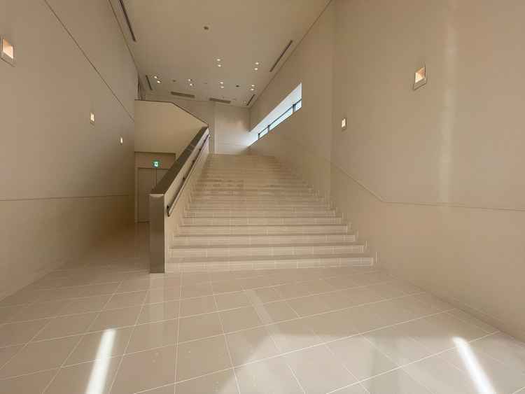 雨の場合でも室内にも大階段があり、シンプルで綺麗
