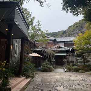 左手がチャペル、正面がメインの建物です。小回りのきく車ならここまで車でも来られるとのこと。