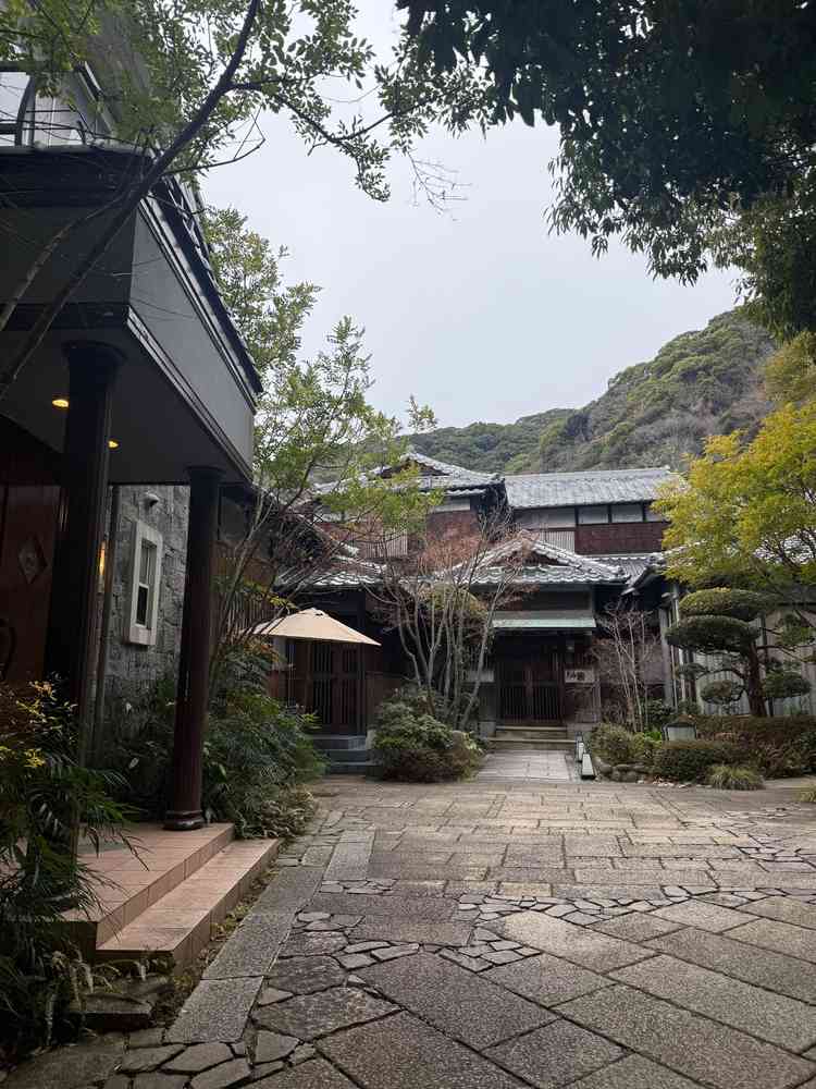 左手がチャペル、正面がメインの建物です。小回りのきく車ならここまで車でも来られるとのこと。