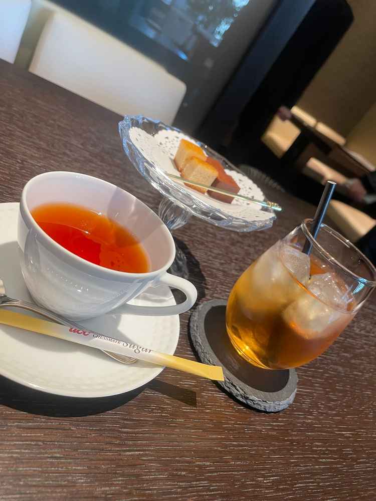 冒頭にアンケート回答している頃に頂いたお菓子と飲み物。