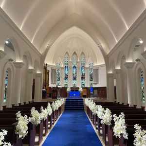 青いバージンロードが印象的で、シンプルながら上品な大聖堂。椅子もしっかりしていて、良い香り。