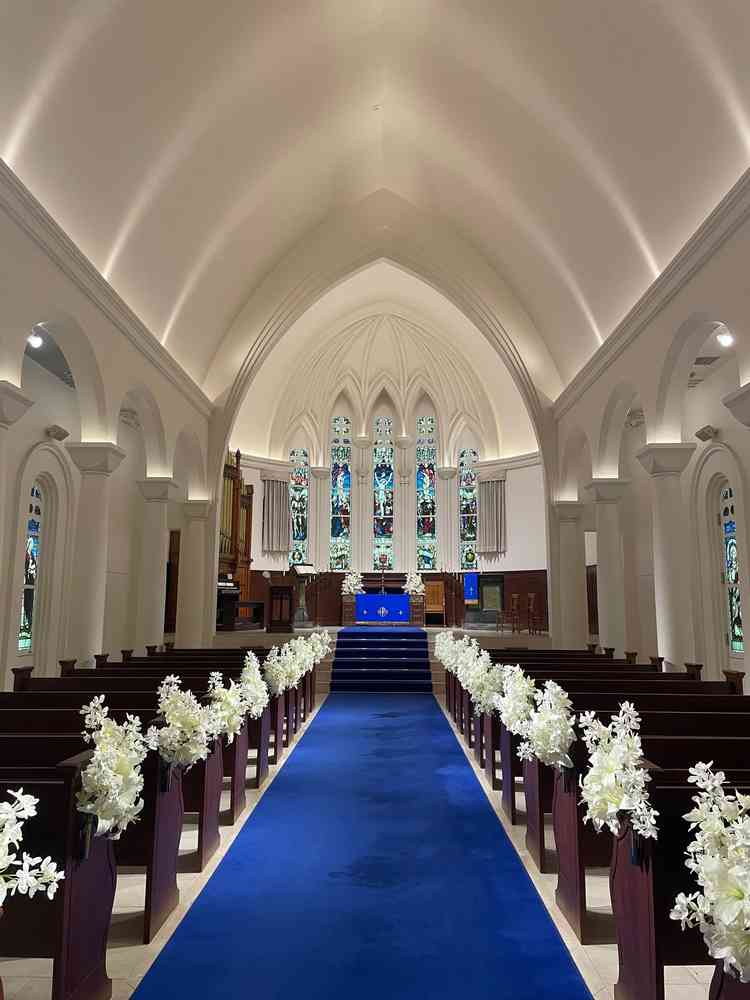 青いバージンロードが印象的で、シンプルながら上品な大聖堂。椅子もしっかりしていて、良い香り。