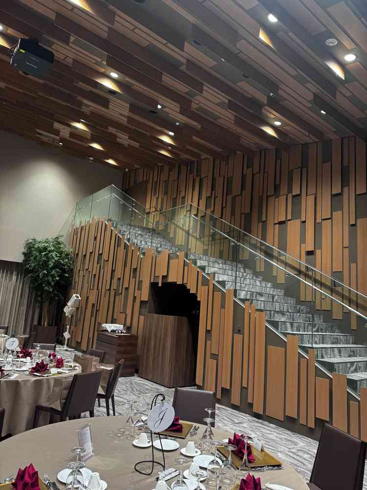 階段のある披露宴会場がとても素敵です。