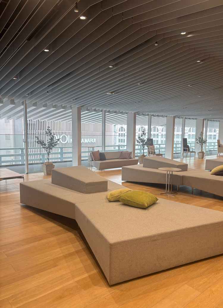 待合スペースの写真。広々としており、モニター画面も自由に使える点が魅力的でした。