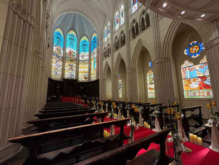天井は高く、バージンロードは長い、広々とした印象。両サイドのステンドグラスのストーリーにも感動。