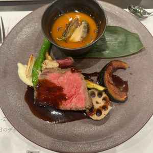 試食。お肉は柔らかく、鮑が乗っている茶碗蒸しが特に美味しかった。