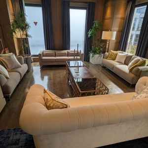 披露宴会場の中のソファスペース。子供がいる人でも安心して来れそうだった。