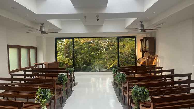 挙式会場が他にはない景色で、他と被らない感じがとても好み、また時間によって緑の見え方が違うのも良い。