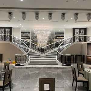 バンケット1。コンコード正面より。階段から登場できる。奥のシャンデリアが印象的だが、やりすぎ感もある