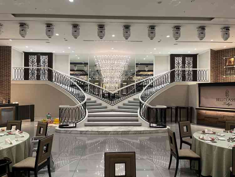 バンケット1。コンコード正面より。階段から登場できる。奥のシャンデリアが印象的だが、やりすぎ感もある