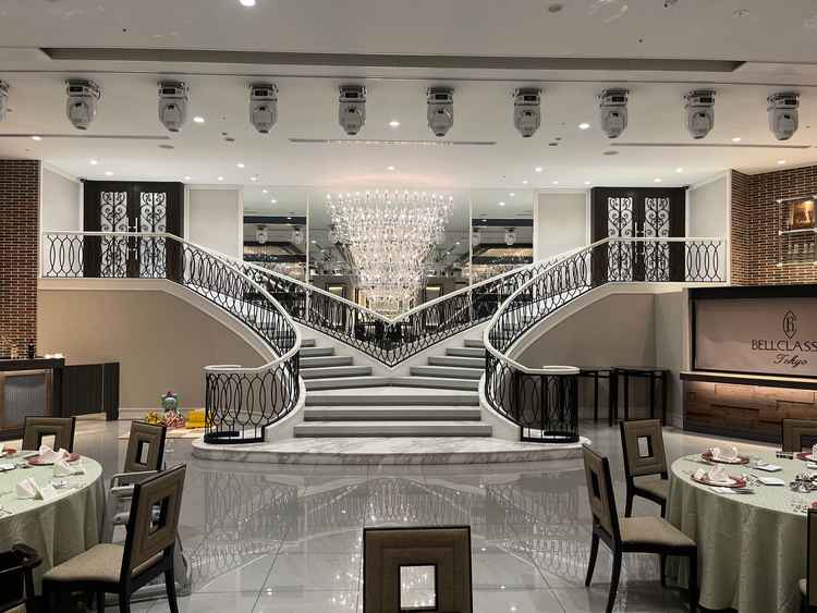 バンケット1。コンコード正面より。階段から登場できる。奥のシャンデリアが印象的だが、やりすぎ感もある