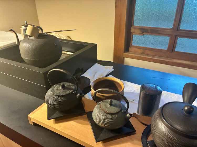 待合室に近づくにつれお茶の香りがふわっと感じられ、心安らぎます。