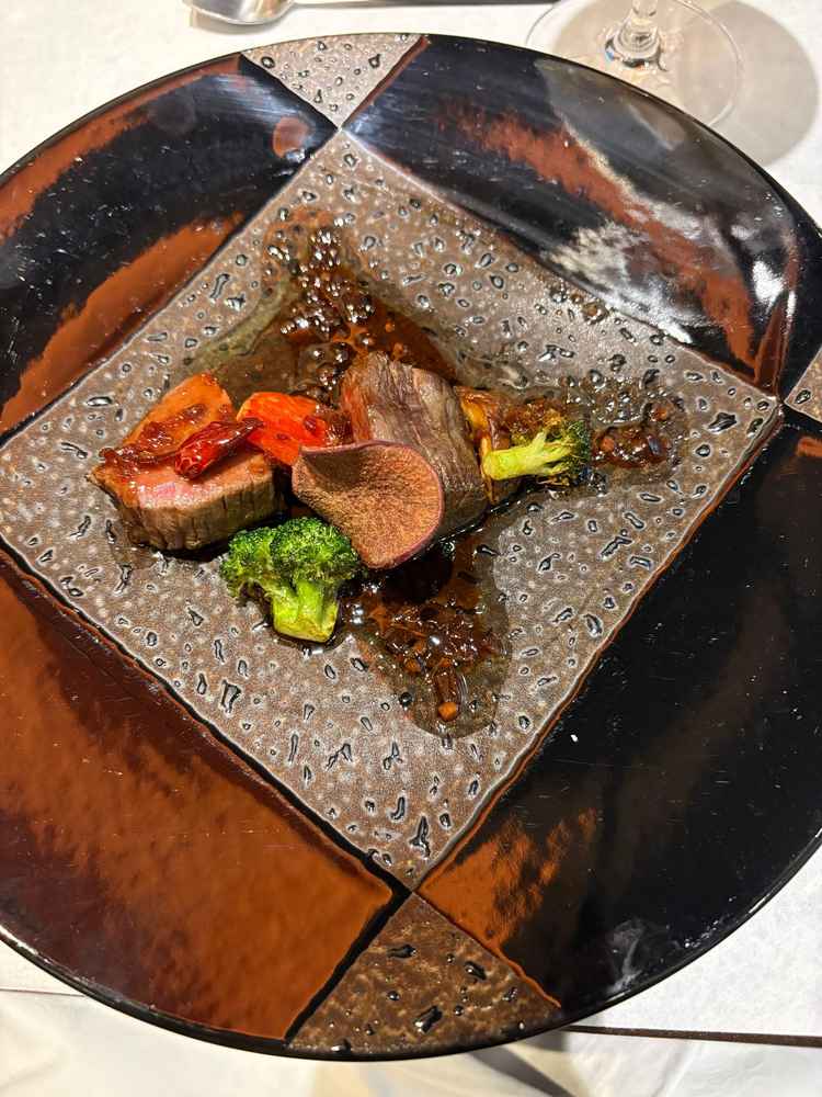 試食②肉料理。中華風でややピリ辛に感じるが食べやすくゲストも特別感を感じられる一品だと思われる。