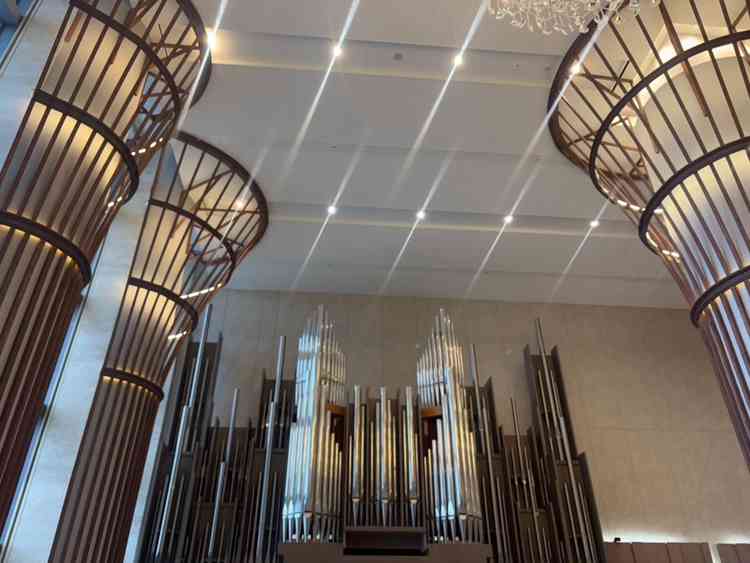 挙式会場のパイプオルガン