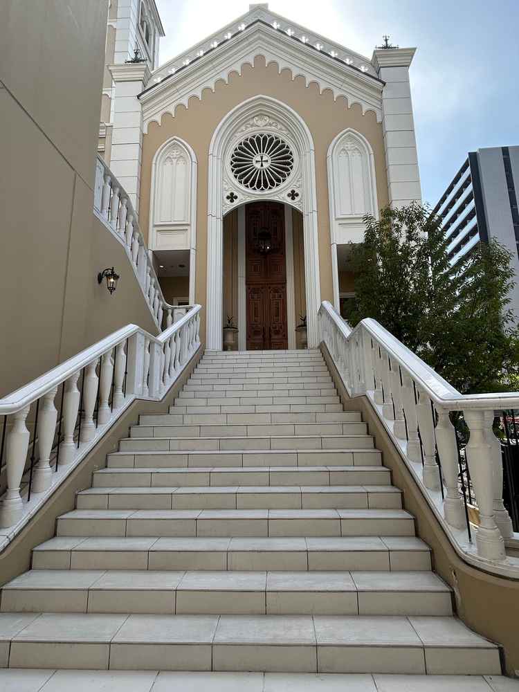 独立型チャペルへと続く階段があり、フラワーシャワーや集合写真の記念撮影も可能。