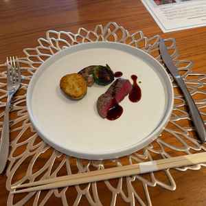 試食のお肉の写真。とても柔らかく、ソースとの相性も抜群で美味しかったです。