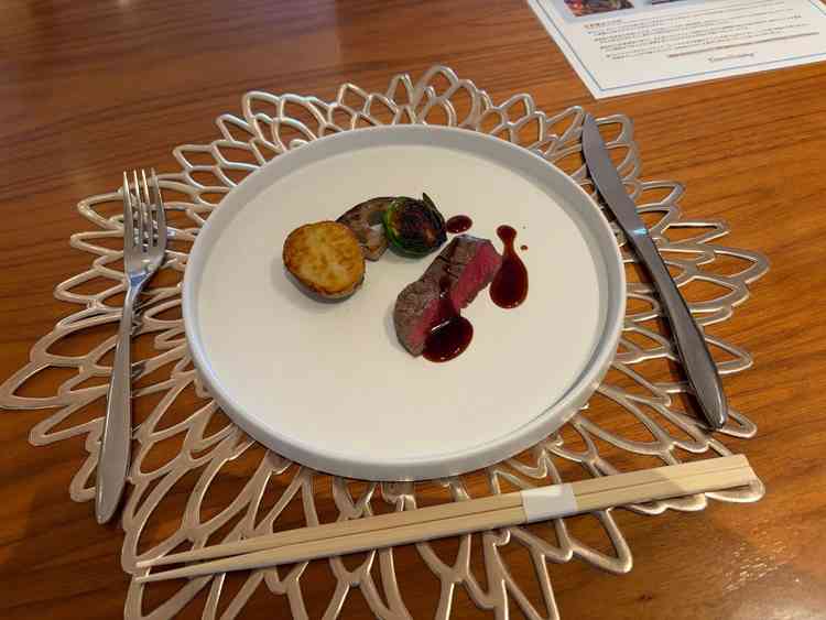 試食のお肉の写真。とても柔らかく、ソースとの相性も抜群で美味しかったです。