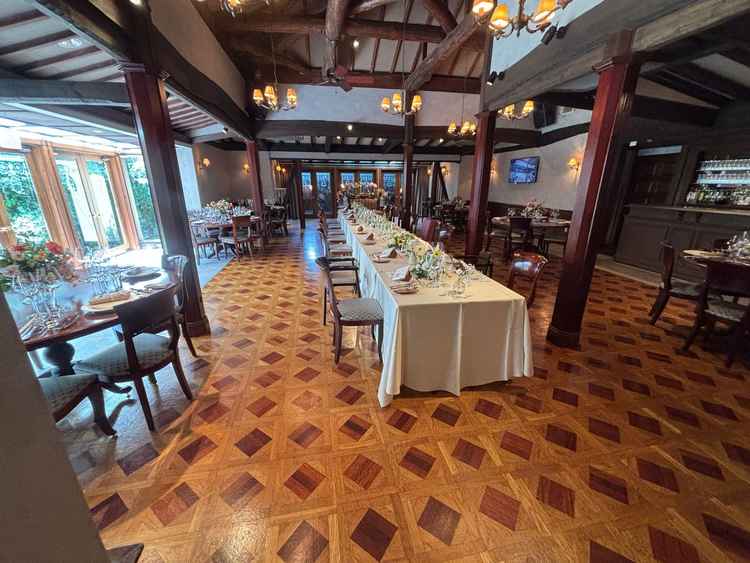 木目調のあたたかみのある披露宴会場。外から素敵な庭が見える