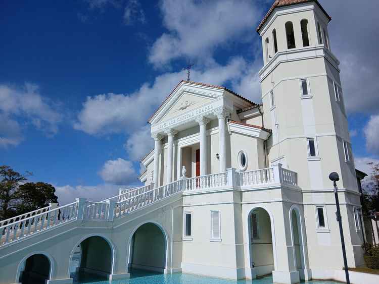 お城のようなチャペルが魅力的で、やっぱり素敵でした。青空と白いチャペルがベストマッチしていました。