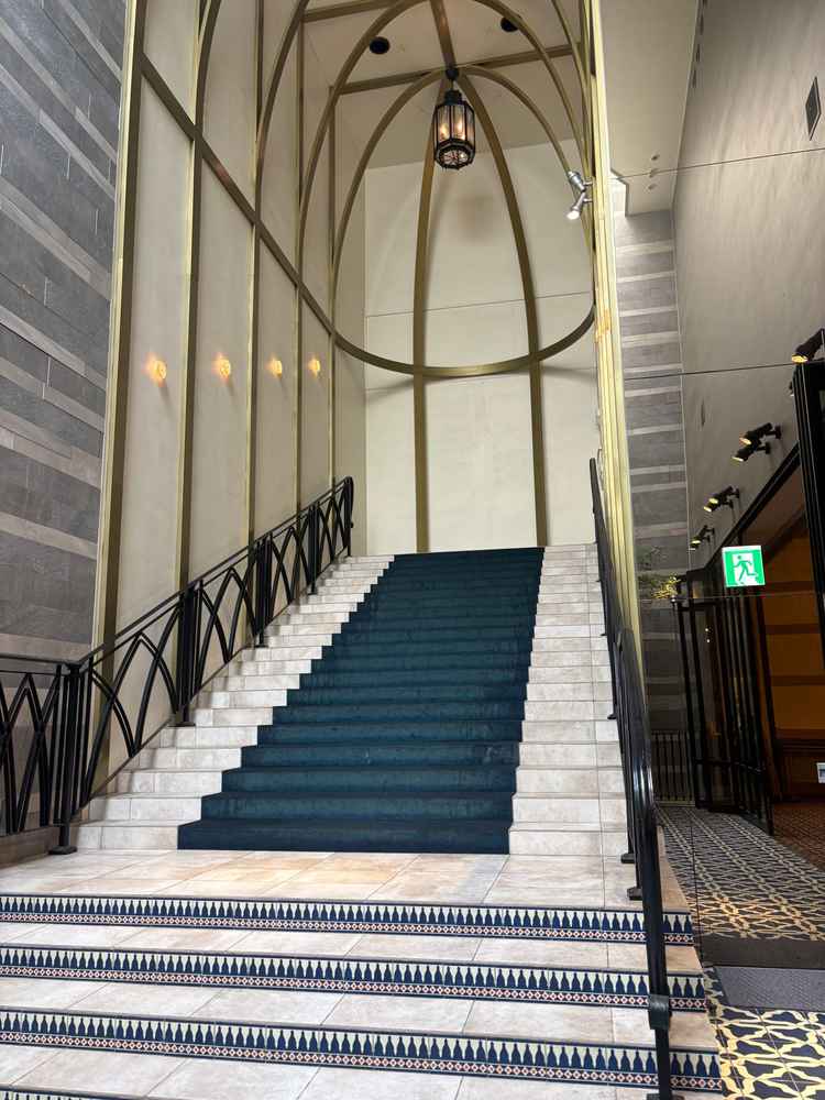 階段ではフラワーシャワーができたりと綺麗な青基調の階段でした。