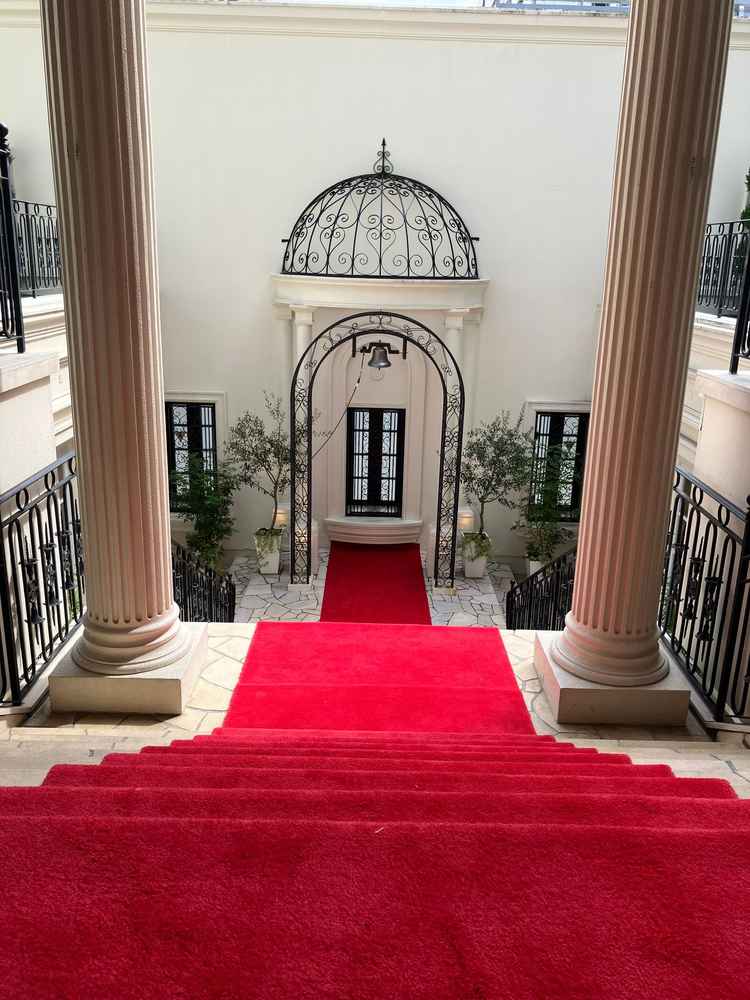 チャペル前の外部階段。屋根下の範囲も広く、多少の雨や曇り空でも素敵に写真が撮れます。