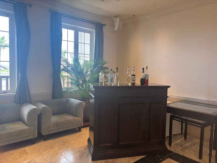 待合室。ゆっくり座れるソファがあります。