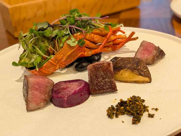 試食で頂いた料理です。お肉と海老の料理で、どちらも大変美味しかったです。