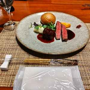 牛肉の赤ワイン煮とステーキ。ステーキは塩をつけて食べると絶品。