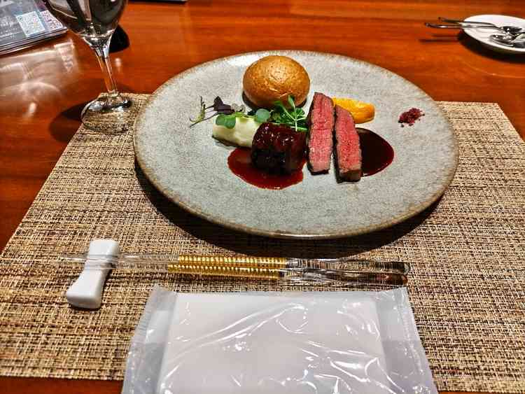 牛肉の赤ワイン煮とステーキ。ステーキは塩をつけて食べると絶品。