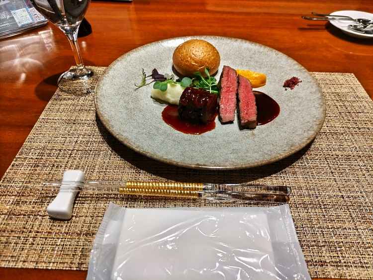 牛肉の赤ワイン煮とステーキ。ステーキは塩をつけて食べると絶品。