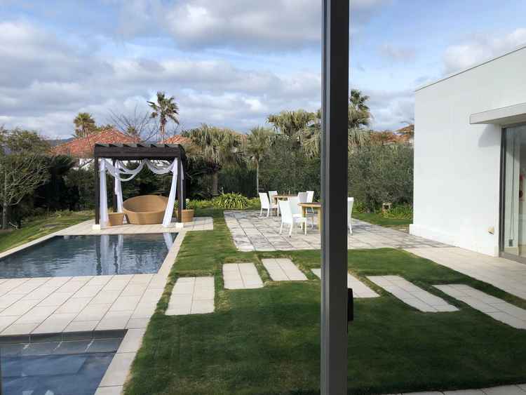 披露宴会場villa de AMALANTHのお庭。一棟貸切で周りに気になる建物がないからリゾート感