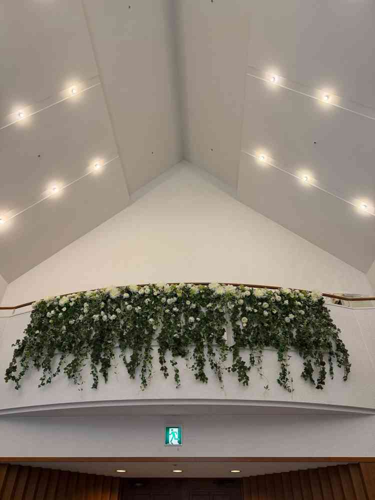 チャペルの扉上から聖歌隊が歌うそうで、天からの祝福の歌声といった雰囲気が素敵だと感じました。