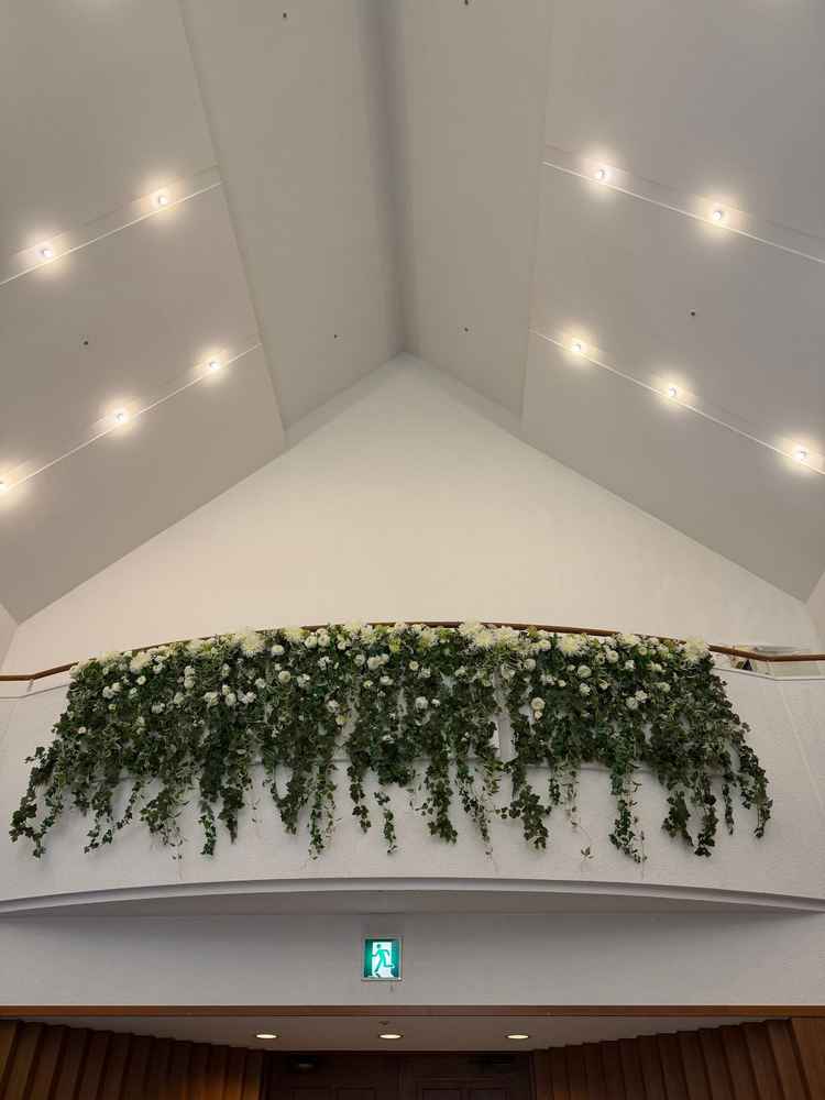 チャペルの扉上から聖歌隊が歌うそうで、天からの祝福の歌声といった雰囲気が素敵だと感じました。