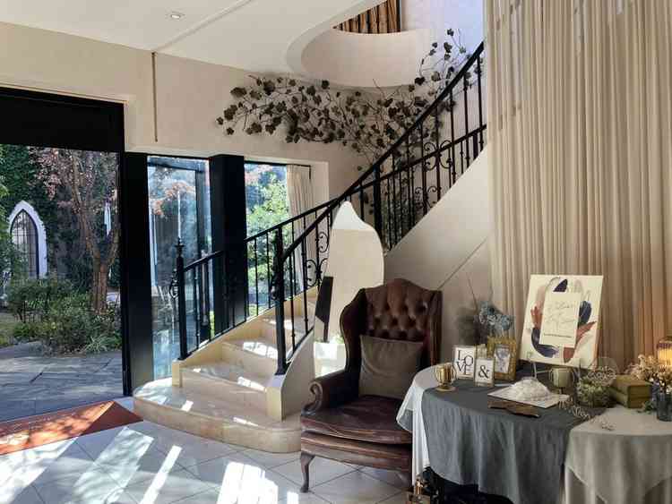 披露宴会場に行くまでの階段（入場時も利用）。近くにエレベーターもあり足の悪いゲストのフォローも可能