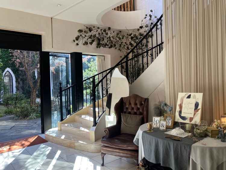 披露宴会場に行くまでの階段（入場時も利用）。近くにエレベーターもあり足の悪いゲストのフォローも可能