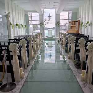 珍しくガラス張りでおしゃれなチャペルだが、バージンロードが短いこと、収容人数が少ないことが懸念