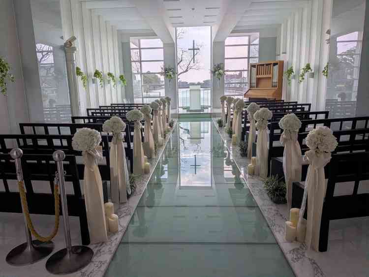 珍しくガラス張りでおしゃれなチャペルだが、バージンロードが短いこと、収容人数が少ないことが懸念