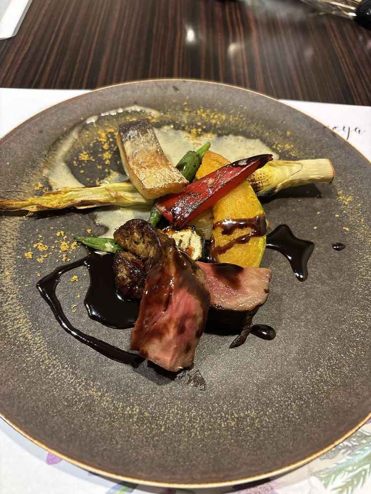 試食。お肉はもちろん、白ワインソースと赤ワインソースが美味しく、彼も絶賛でした。野菜も美味しかった！